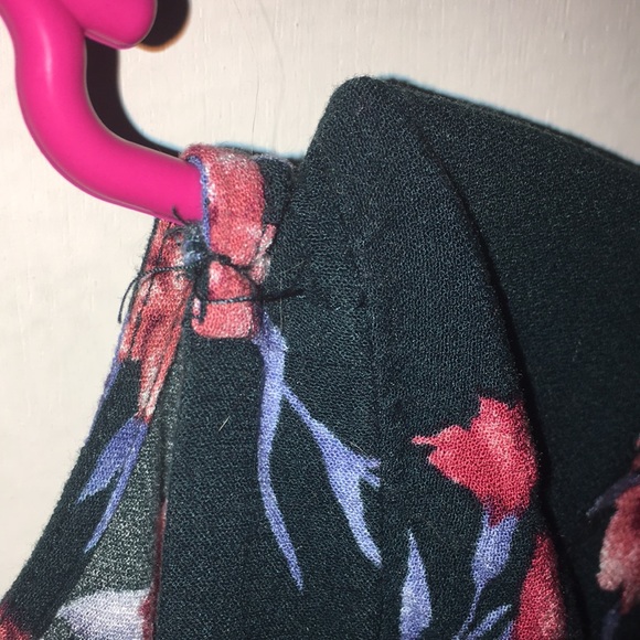 SOLD ON VINTED— American Eagle Low Cut Floral Top Size Medium - Picture 5 of 5